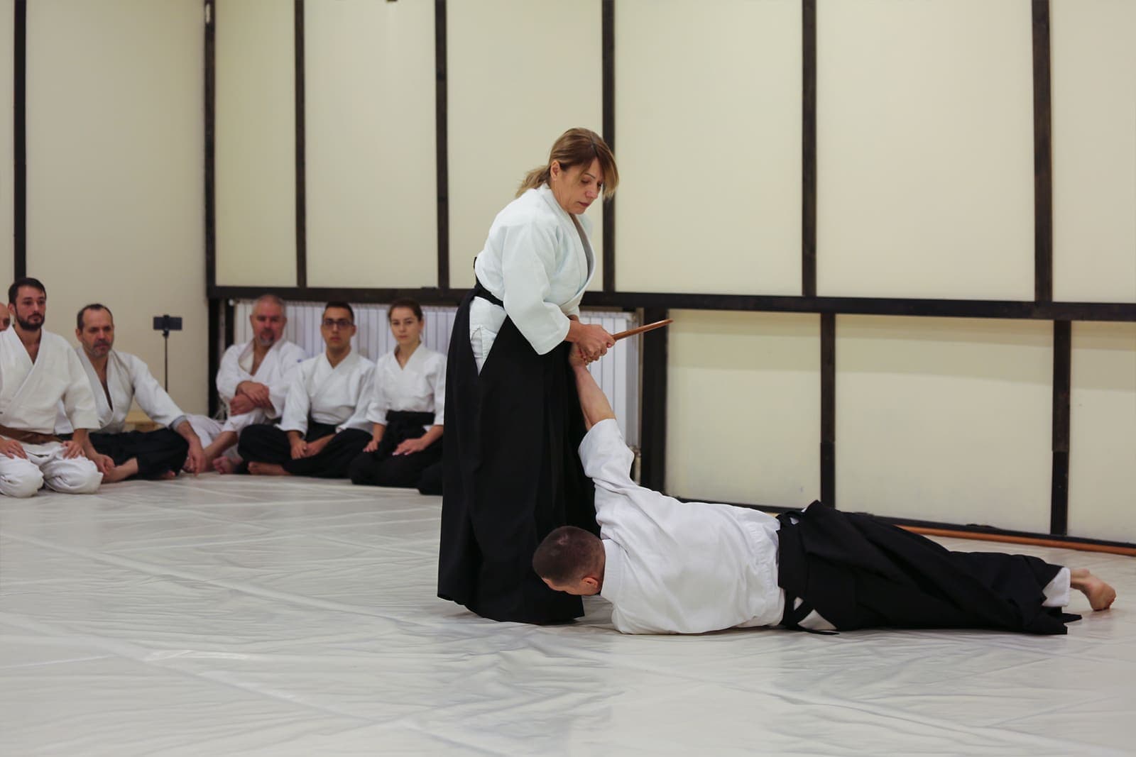 Sensei Angela Vaciu demonstrând o tehnică cu tanto în dojo